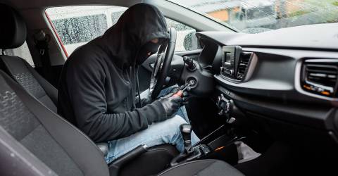 Autodiefstal; autodief zit in een auto met een bivakmuts en handschoenen aan en probeer de auto te starten met een schroevendraaier
